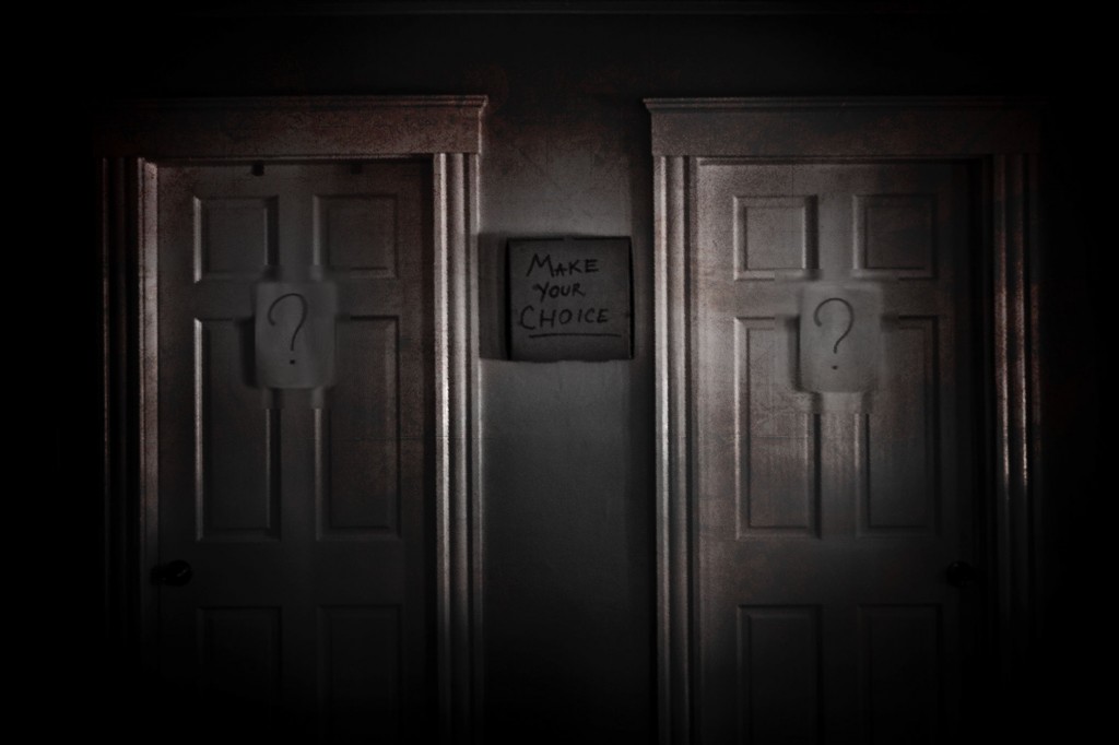 Безумная дверь. Закрытая дверь. Много дверей. Страшная дверь. Дверь в темную комнату.